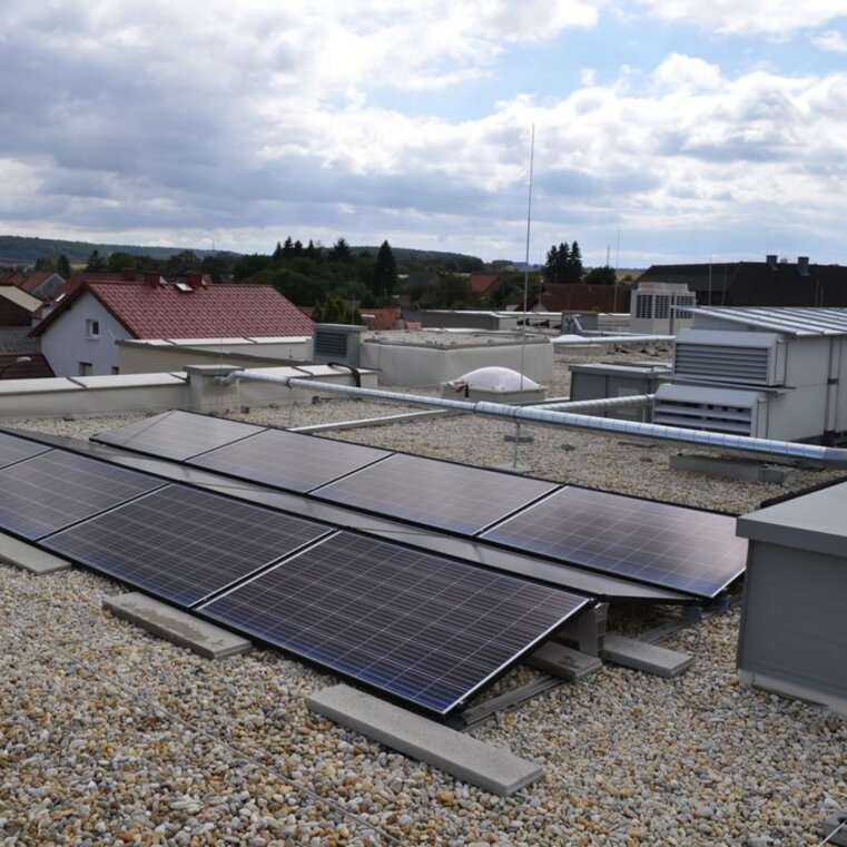 Photovoltaikanlage auf dem Flachdach vom Pflegeheim in Neutal