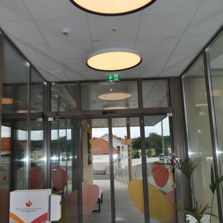 Windfang mit Molto luce Leuchten im Pflegeheim Neutal