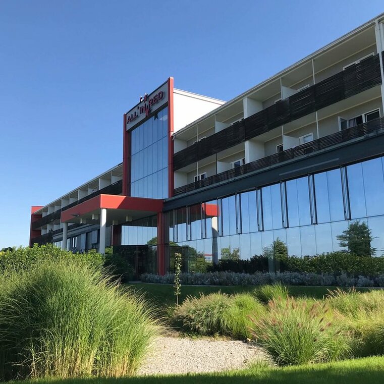 Aussenanlage des All in Red Hotels in Lutzmannsburg