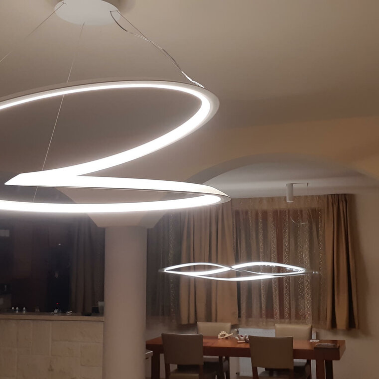 Geschwungene NEMO-Leuchten in einer Wohnküche