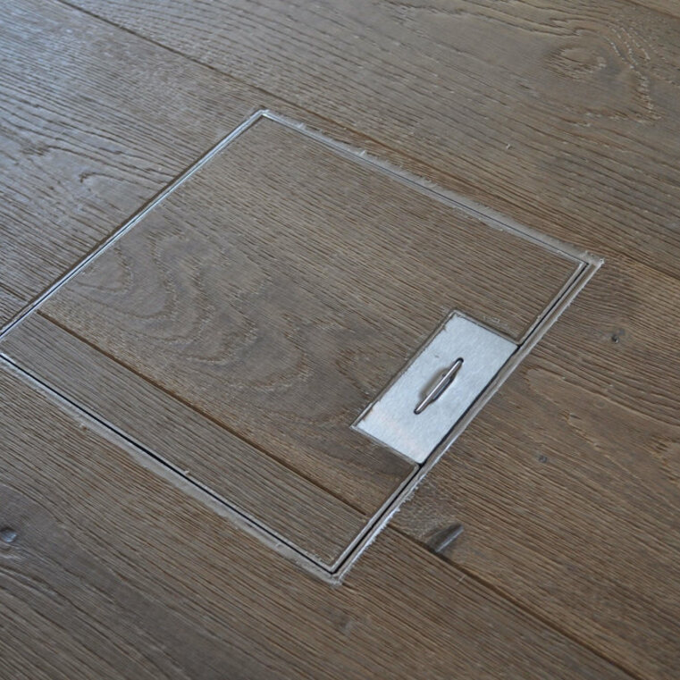 Aufnahme einer Bodendose OBO UDHOME4 auf Holzboden