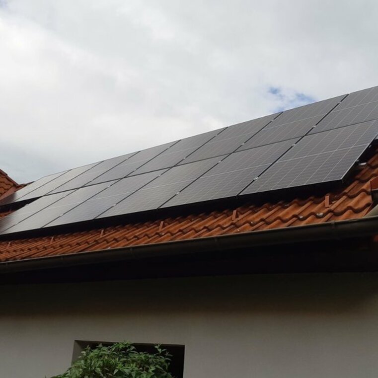 Photovoltaikanlage auf einem roten Schrägdach