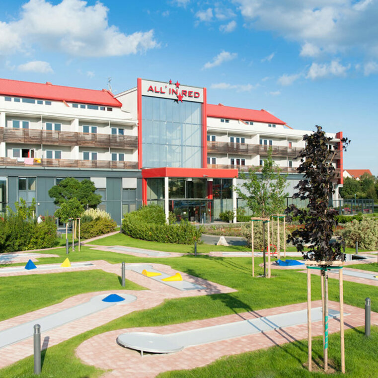 Aussenanlage des All in Red Hotels in Lutzmannsburg