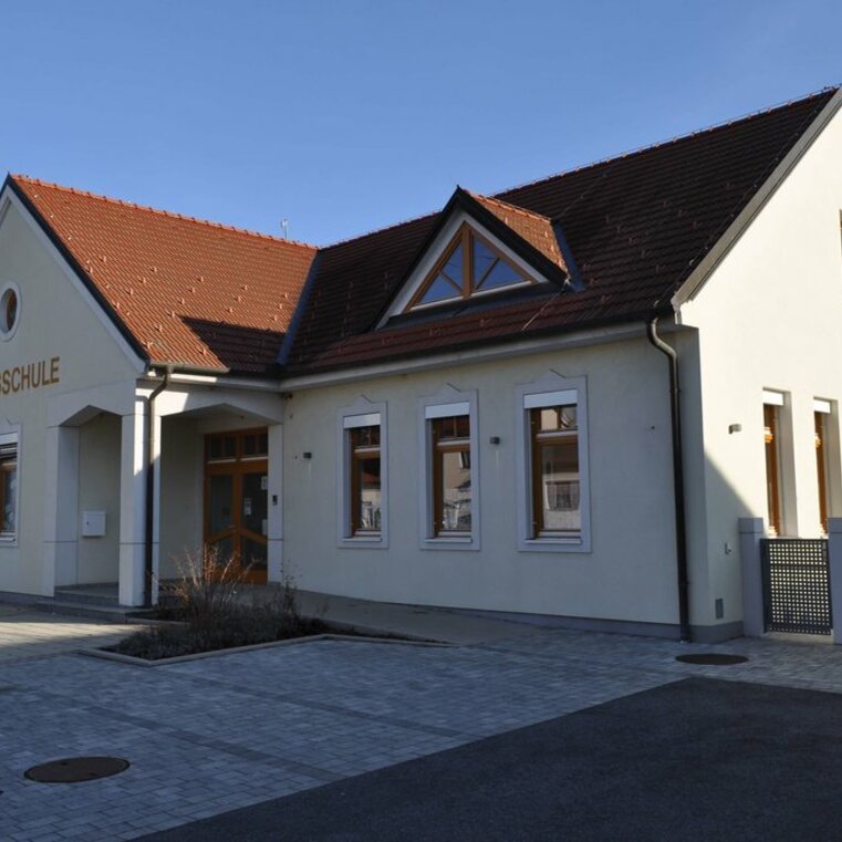 Eingang der Volsschule Mannersdorf