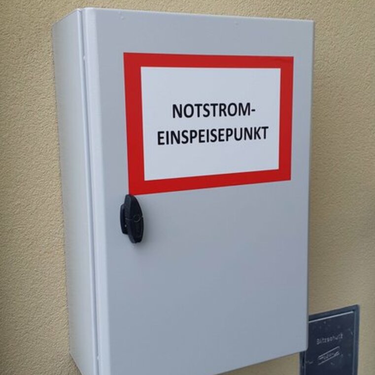 Notstrom-Einspeisepunkt auf gelber Hausmauer