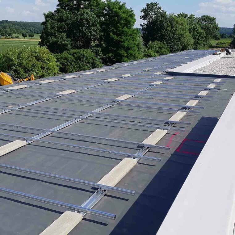 Photovoltaikanlagenmontage auf einem Flachdach