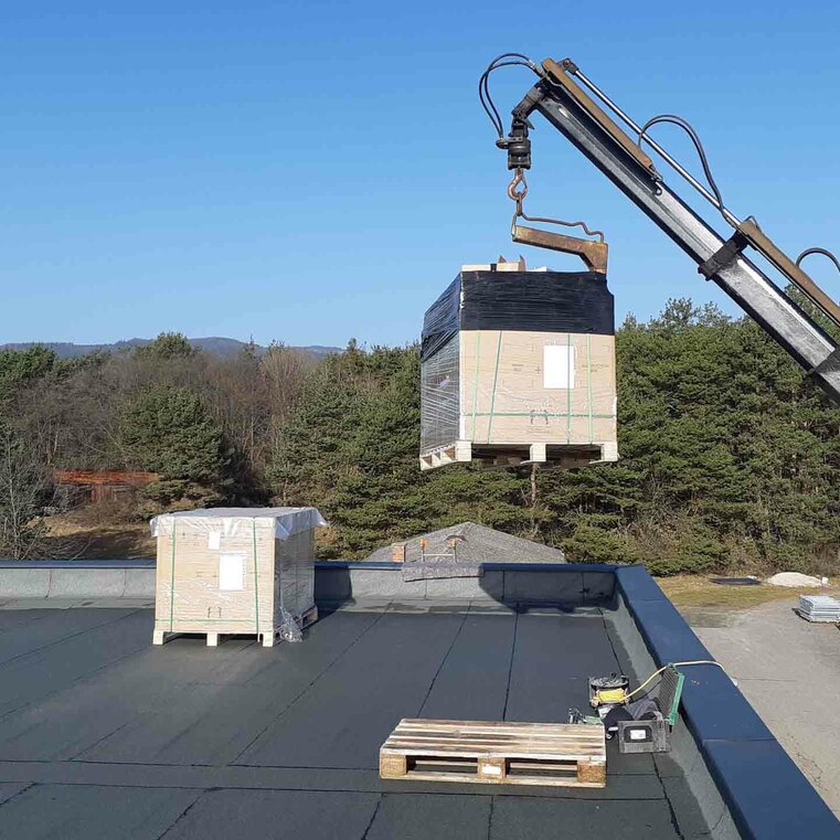 Montage der Photovoltaikanlage auf einem Flachdach