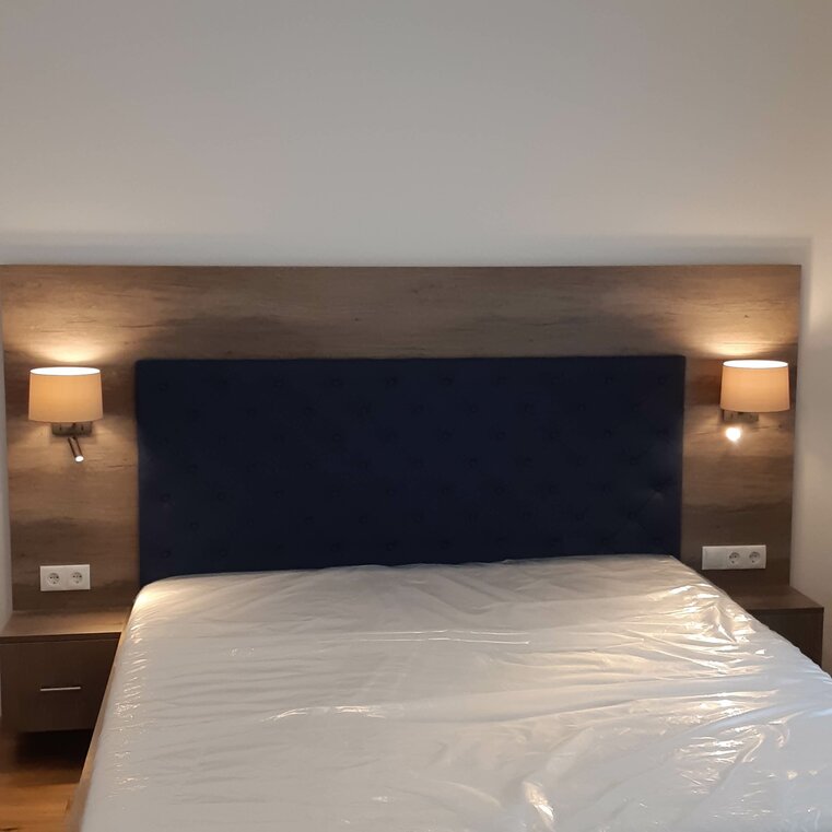 Decken- und Nachttischbeleuchtung in einem Hotelzimmer Wien