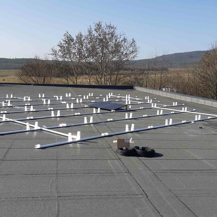 Montage der Photovoltaikanlage auf einem Flachdach